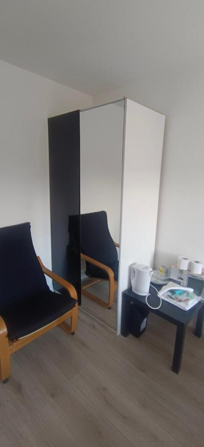 Vishisamarth Com 8g 15 Min Walk To Coop, Arena, Etihad, Centre, Cctv,free Car Parking,free Snacks, Lockbox,hourly Let ,luggage Storage, Fridge, Microwave,fan, Late Night Checkin Anytime ,2min Walk To Bus Stop Manchester