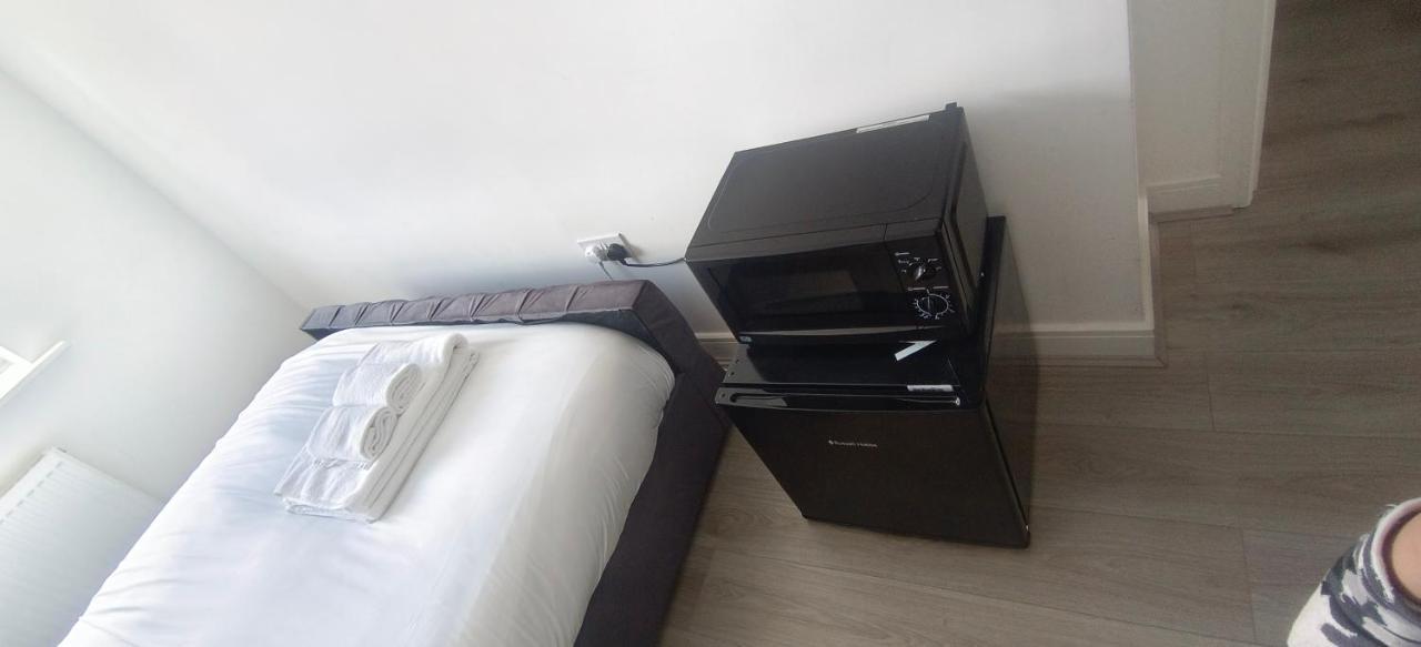 Séjour chez l'habitant Vishisamarth Com 8g 15 Min Walk To Coop, Arena, Etihad, Centre, Cctv,free Car Parking,free Snacks, Lockbox,hourly Let ,luggage Storage, Fridge, Microwave,fan, Late Night Checkin Anytime ,2min Walk To Bus Stop Manchester