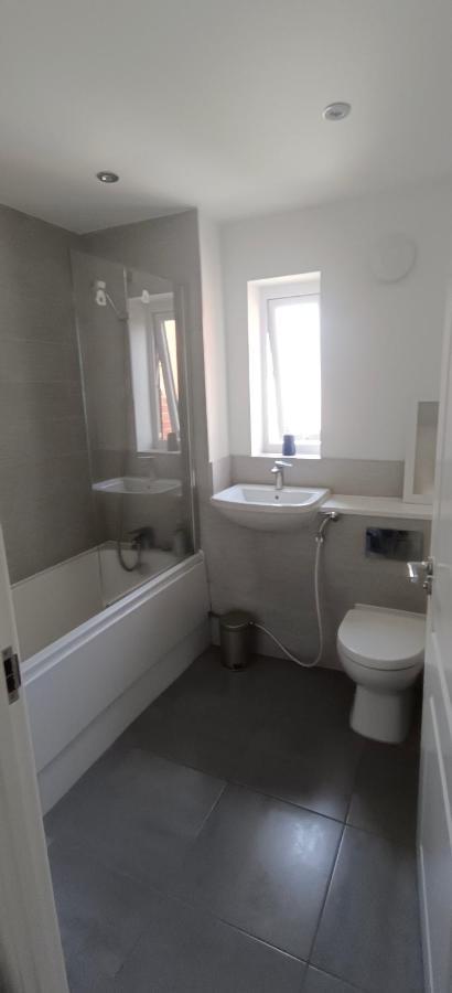 Vishisamarth Com 8g 15 Min Walk To Coop, Arena, Etihad, Centre, Cctv,free Car Parking,free Snacks, Lockbox,hourly Let ,luggage Storage, Fridge, Microwave,fan, Late Night Checkin Anytime ,2min Walk To Bus Stop