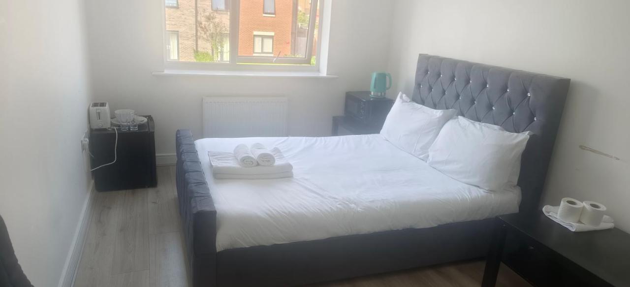 Vishisamarth Com 8g 15 Min Walk To Coop, Arena, Etihad, Centre, Cctv,free Car Parking,free Snacks, Lockbox,hourly Let ,luggage Storage, Fridge, Microwave,fan, Late Night Checkin Anytime ,2min Walk To Bus Stop