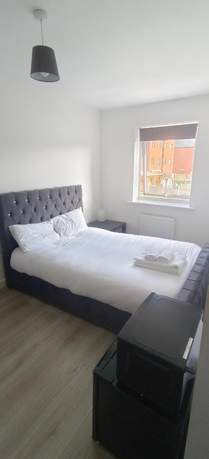 Vishisamarth Com 8g 15 Min Walk To Coop, Arena, Etihad, Centre, Cctv,free Car Parking,free Snacks, Lockbox,hourly Let ,luggage Storage, Fridge, Microwave,fan, Late Night Checkin Anytime ,2min Walk To Bus Stop Séjour chez l'habitant *