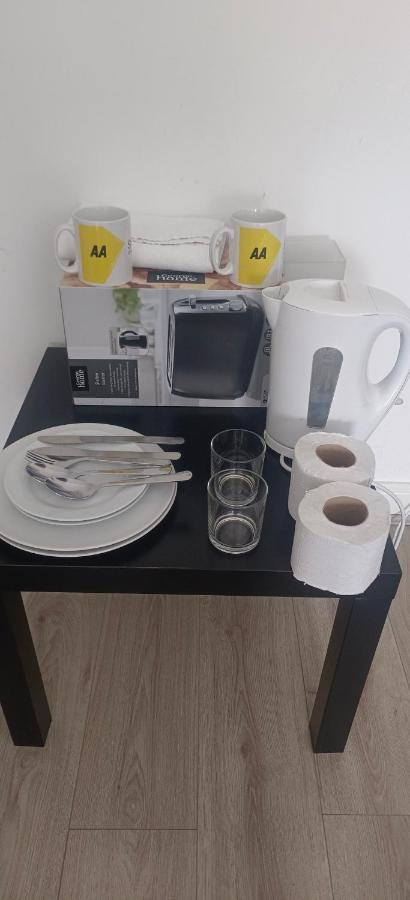 Vishisamarth Com 8g 15 Min Walk To Coop, Arena, Etihad, Centre, Cctv,free Car Parking,free Snacks, Lockbox,hourly Let ,luggage Storage, Fridge, Microwave,fan, Late Night Checkin Anytime ,2min Walk To Bus Stop Séjour chez l'habitant