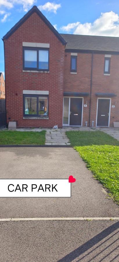 Vishisamarth Com 8g 15 Min Walk To Coop, Arena, Etihad, Centre, Cctv,free Car Parking,free Snacks, Lockbox,hourly Let ,luggage Storage, Fridge, Microwave,fan, Late Night Checkin Anytime ,2min Walk To Bus Stop Séjour chez l'habitant Manchester