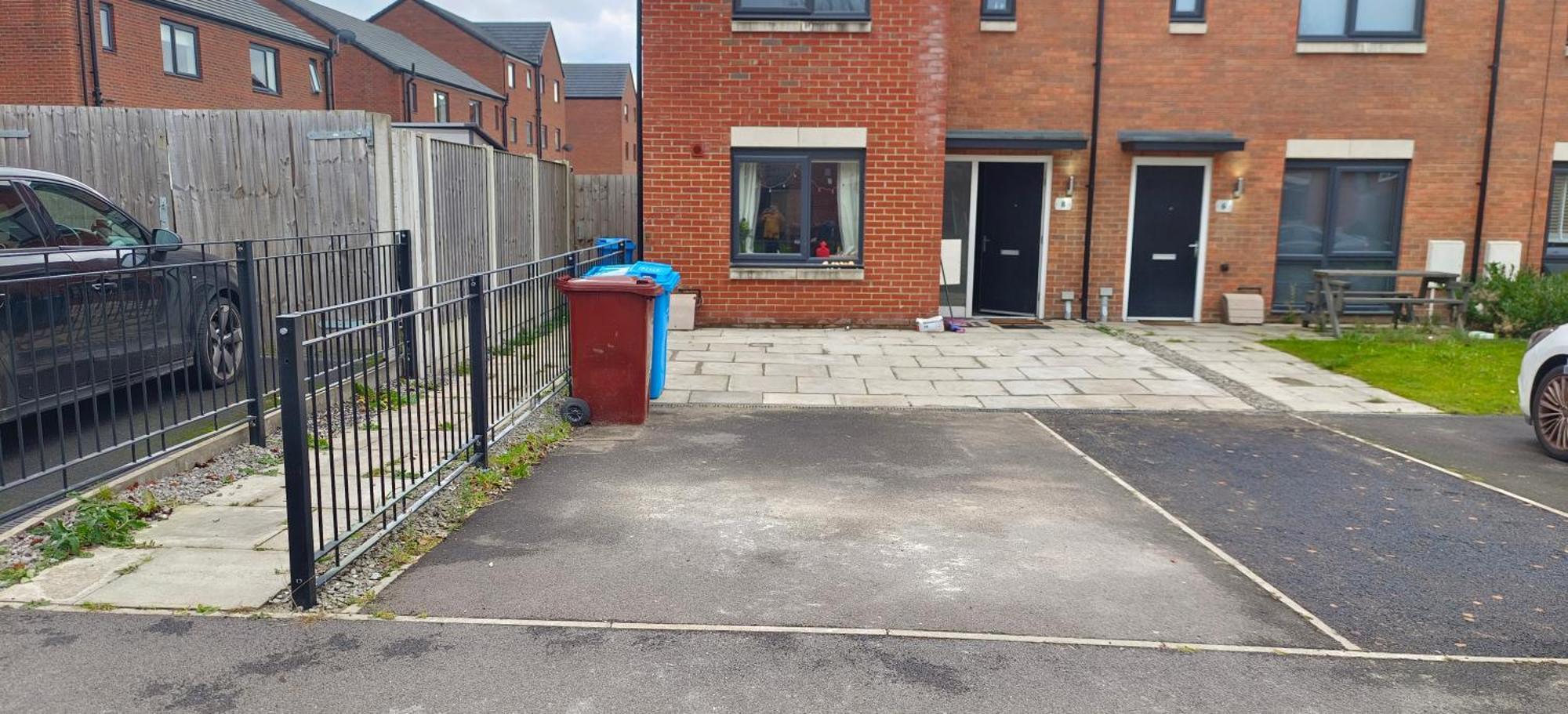Séjour chez l'habitant Vishisamarth Com 8g 15 Min Walk To Coop, Arena, Etihad, Centre, Cctv,free Car Parking,free Snacks, Lockbox,hourly Let ,luggage Storage, Fridge, Microwave,fan, Late Night Checkin Anytime ,2min Walk To Bus Stop