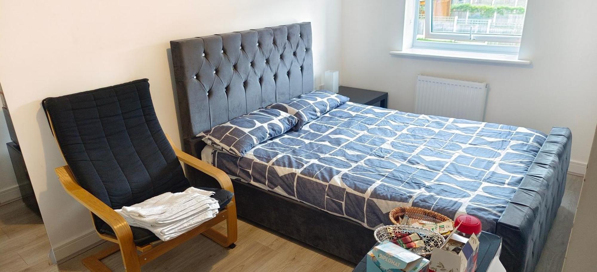 Séjour chez l'habitant Vishisamarth Com 8g 15 Min Walk To Coop, Arena, Etihad, Centre, Cctv,free Car Parking,free Snacks, Lockbox,hourly Let ,luggage Storage, Fridge, Microwave,fan, Late Night Checkin Anytime ,2min Walk To Bus Stop
